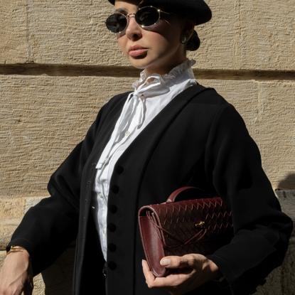 صورة عبايه بأزرار وبريم مخمل