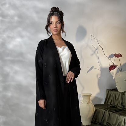 صورة عباية بقصة بليزر بتطريز ورود