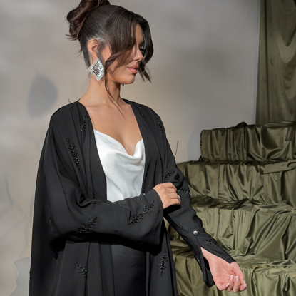 صورة  بشت بشك وتطريز على شكل أغصان