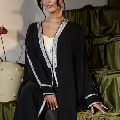 صورة عباية بشت بتطريز تراثي فضي