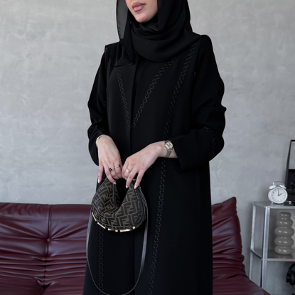 صورة عباية بتطريز متشابك